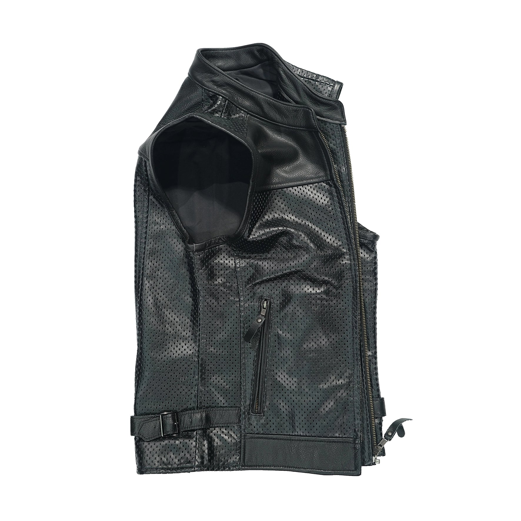 Detalle de bordado en chaleco de cuero para club de motos, personalizado con ciudad y capítulo.