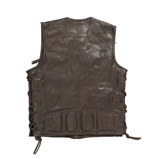 Detalle de parches MC bordados sobre chaleco de piel de vaca auténtica