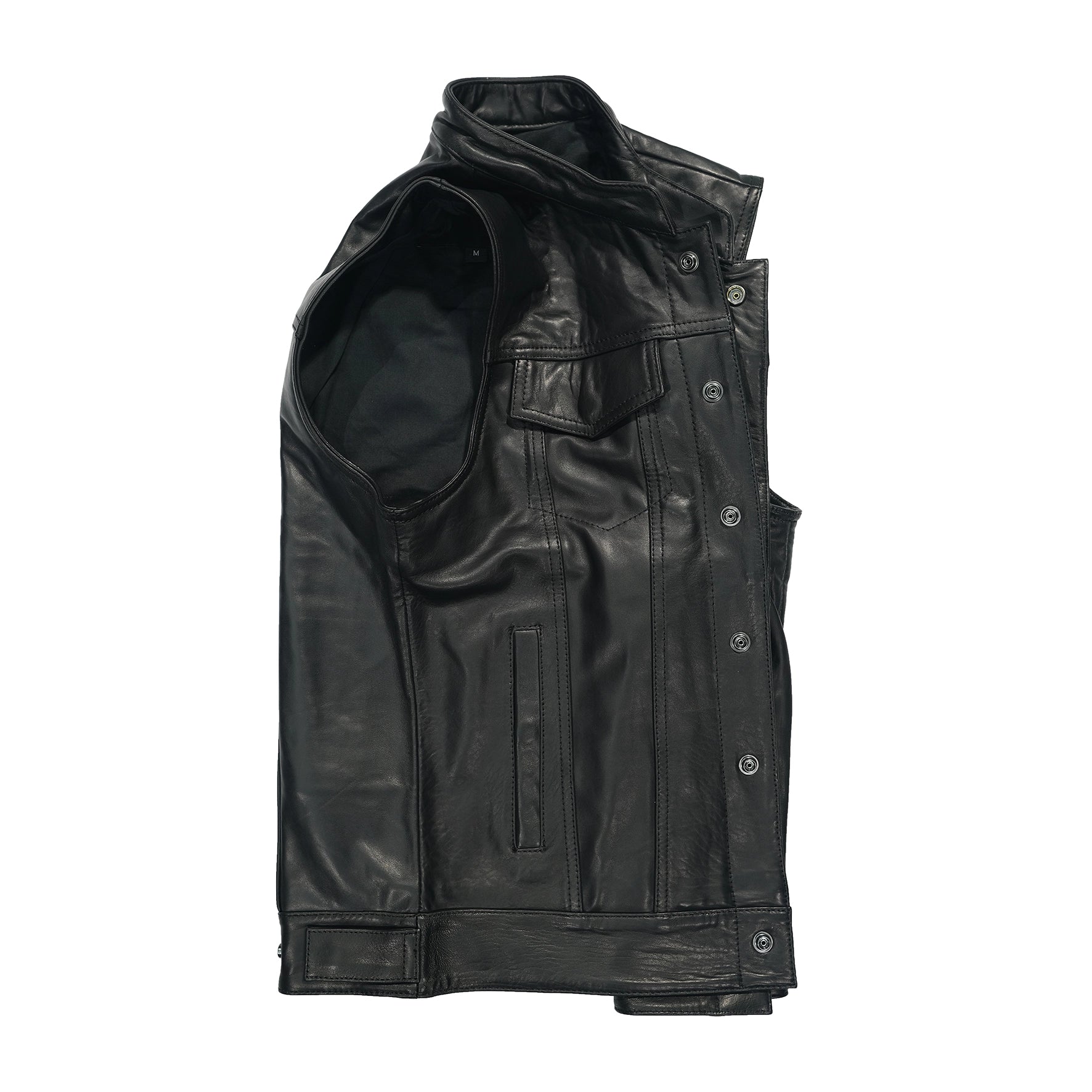 Chaleco motoclub hecho a medida, cuero negro con botones metálicos.