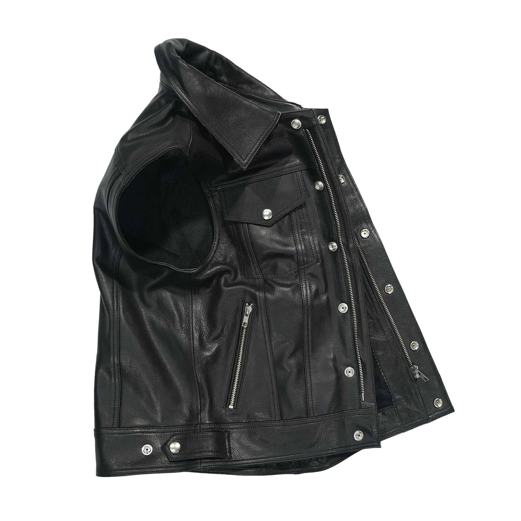 Detalle de los bordados y emblemas sobre cuero negro de alta calidad